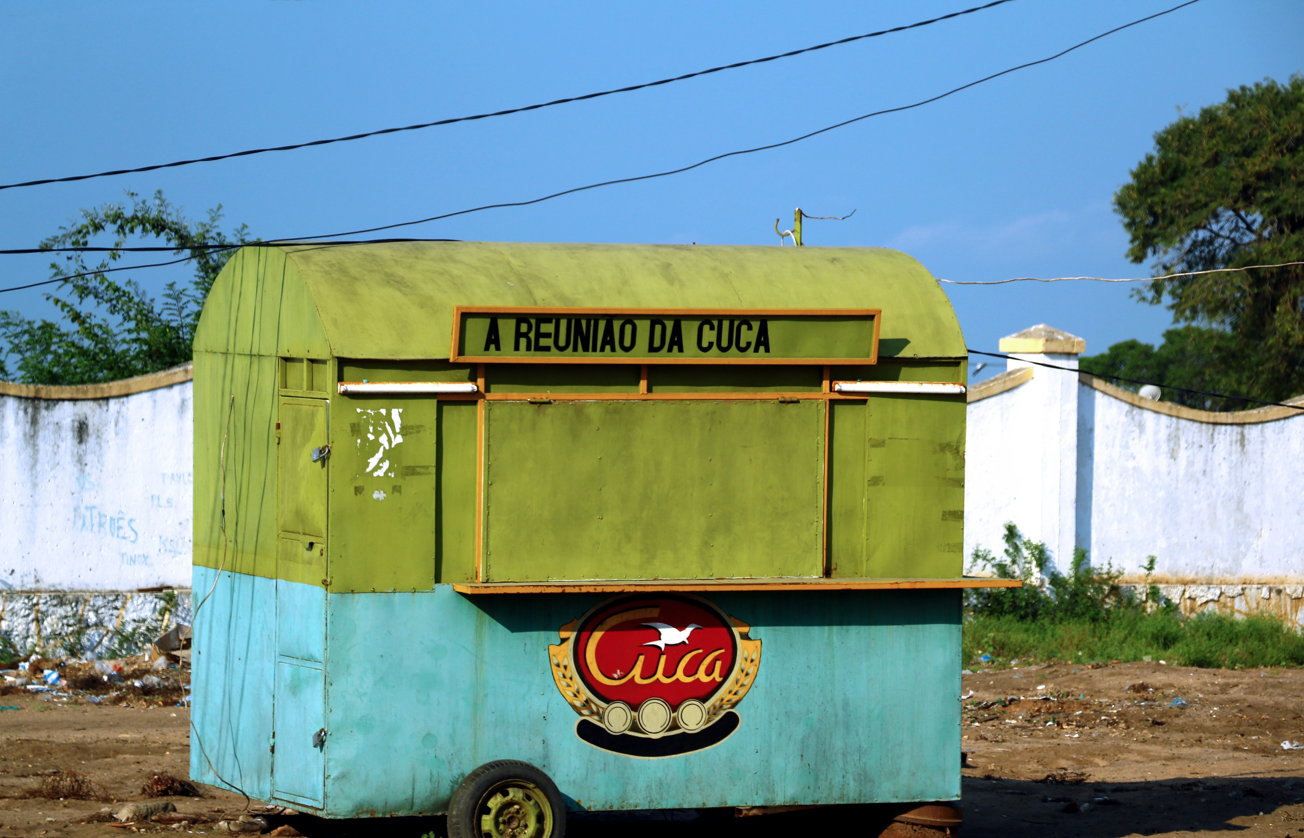 A Reunião da Cuca — green and blue beer stand